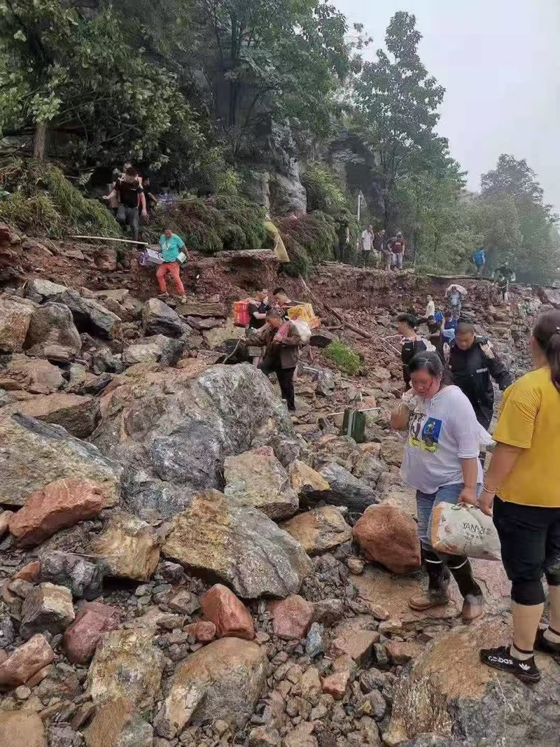 002.jpg 大水無情 鐵米鋼丸科技有愛 新鄉(xiāng)衛(wèi)輝牛莊村民連夜轉(zhuǎn)移 加油