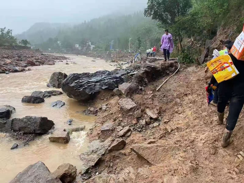 004.jpg 大水無情 鐵米鋼丸科技有愛 新鄉(xiāng)衛(wèi)輝牛莊村民連夜轉(zhuǎn)移 加油