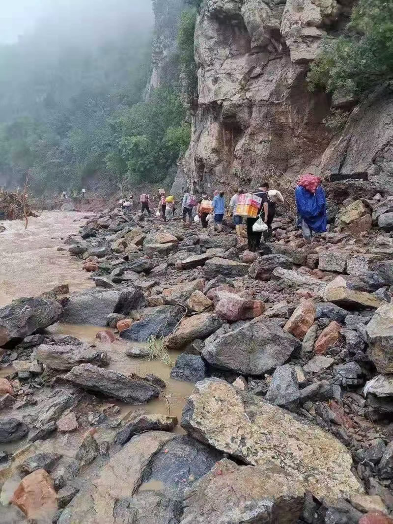 003.jpg 大水無情 鐵米鋼丸科技有愛 新鄉(xiāng)衛(wèi)輝牛莊村民連夜轉(zhuǎn)移 加油